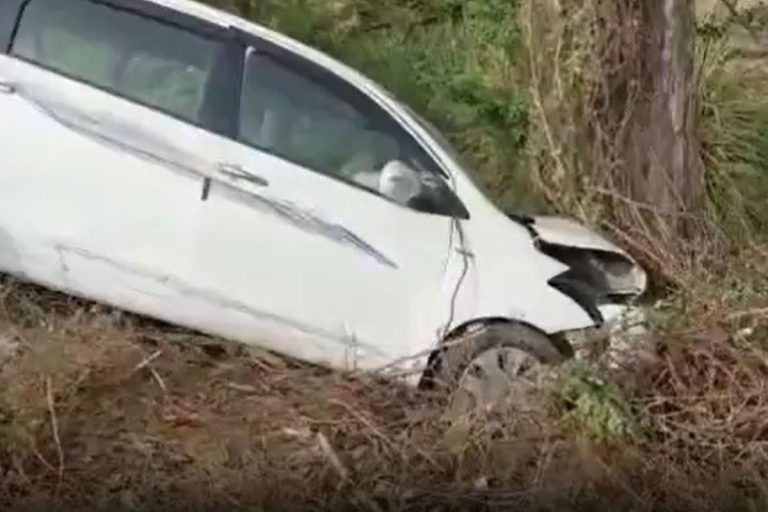 UP में हादसों का मंगलवार : एक डबल डेकर और स्कूल बस पलटी, कार पेड़ से टकराई